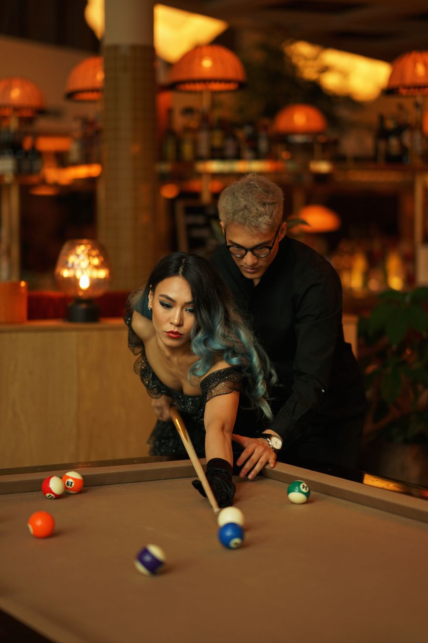 从聚友互娱的牌局索引卡切入，把新全游房卡链接与宏观财经话题拉回具体对局：