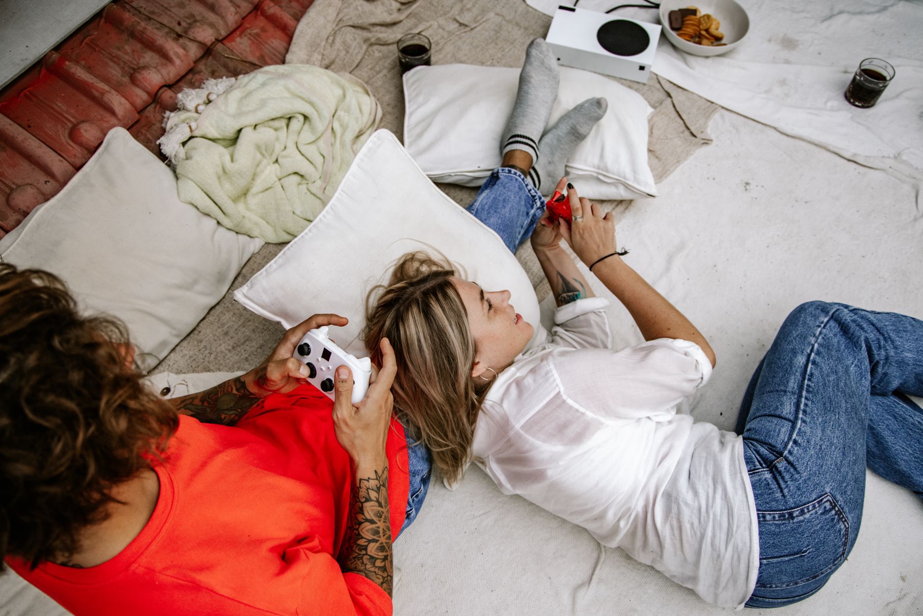 搜索「蜀山四川麻将小程序必赢神器」的人，多半是想在亲友房里少输几把。但牌