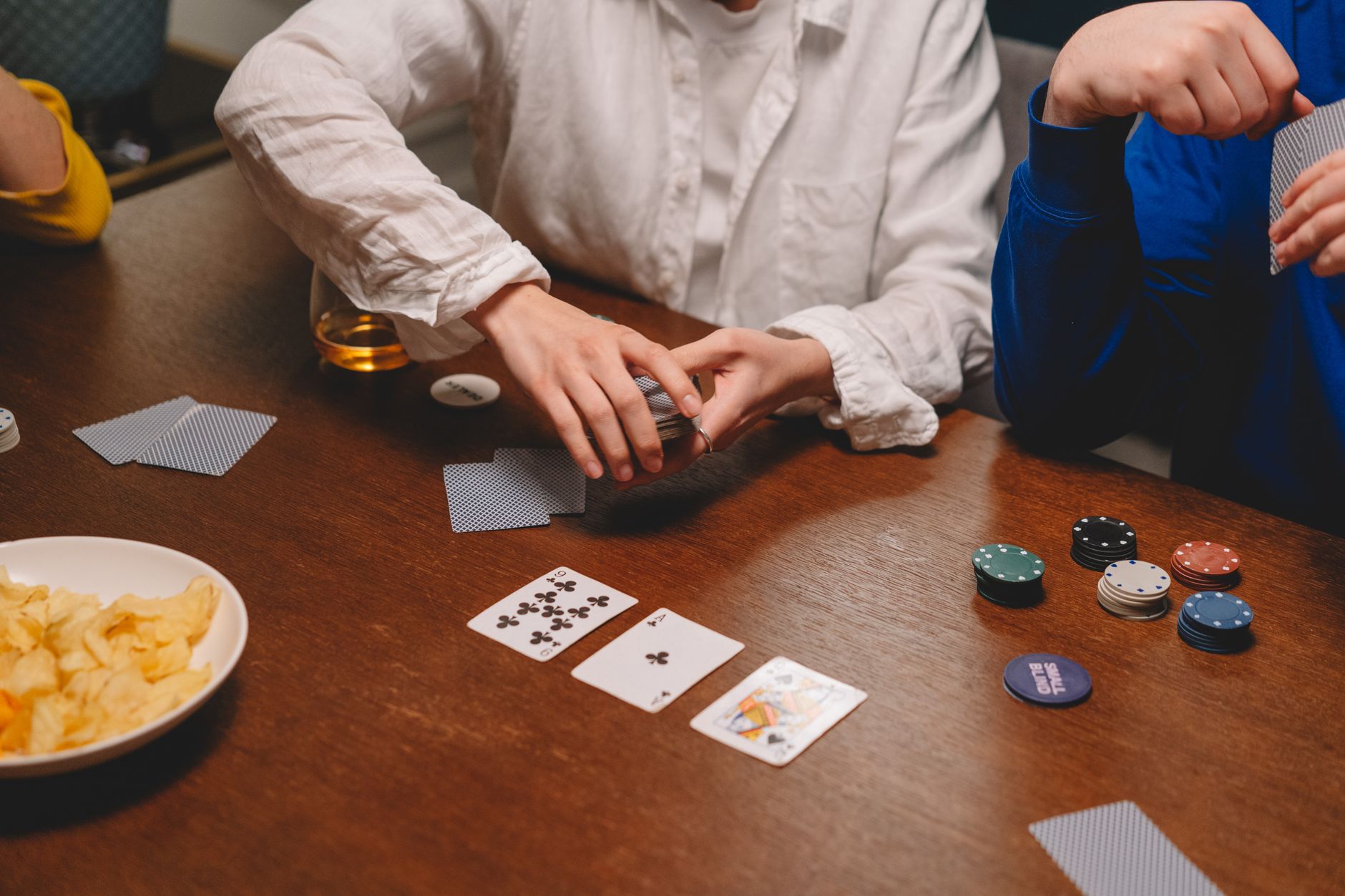 搜「微信小程序蜀山四川麻将免费挂」的人不少，但真正影响一局牌走向的，是番